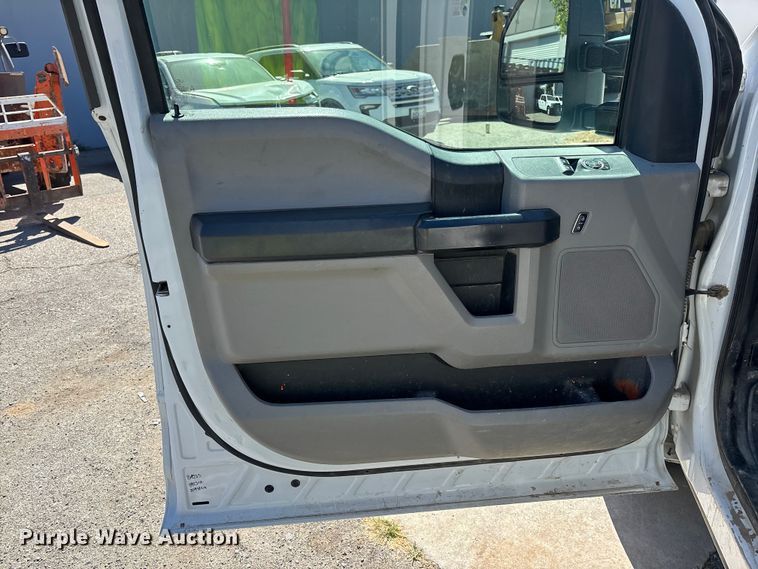 image for item EL2498 2018 Ford F250 Super Duty utility bed pickup truck