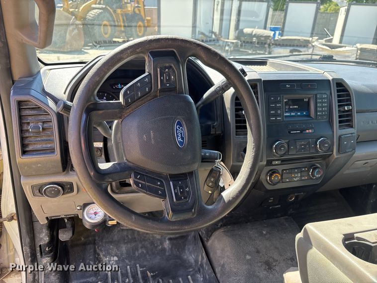 image for item EL2498 2018 Ford F250 Super Duty utility bed pickup truck