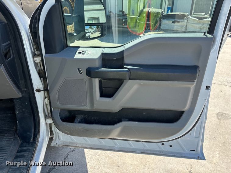 image for item EL2498 2018 Ford F250 Super Duty utility bed pickup truck