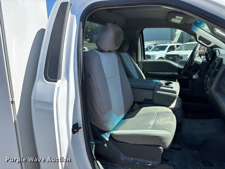 image for item EL2498 2018 Ford F250 Super Duty utility bed pickup truck