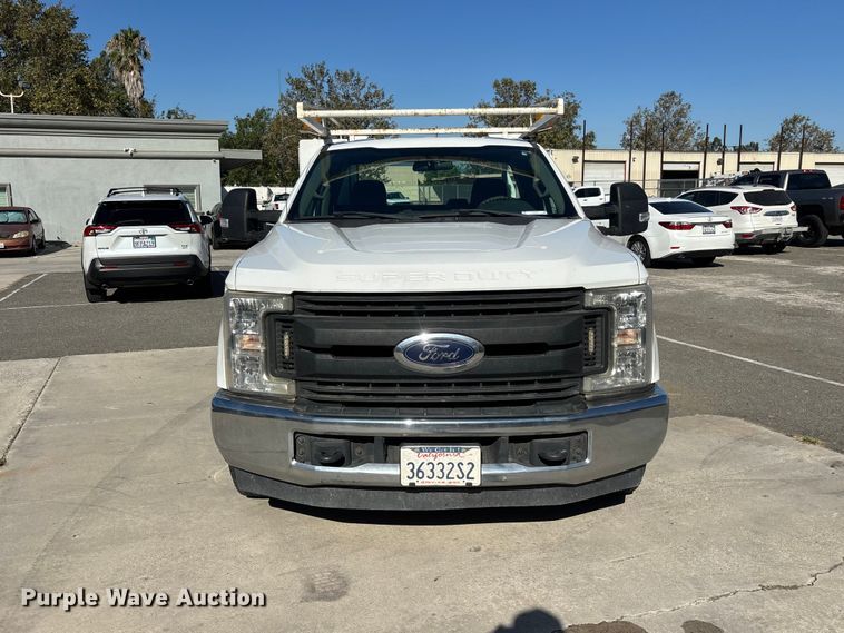 image for item EL2499 2019 Ford F250 Super Duty utility bed pickup truck