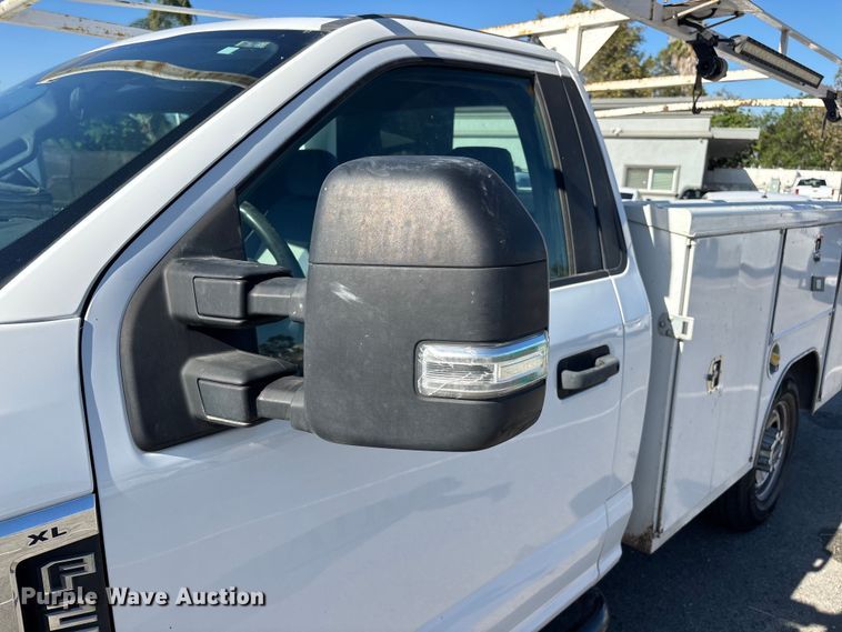 image for item EL2499 2019 Ford F250 Super Duty utility bed pickup truck