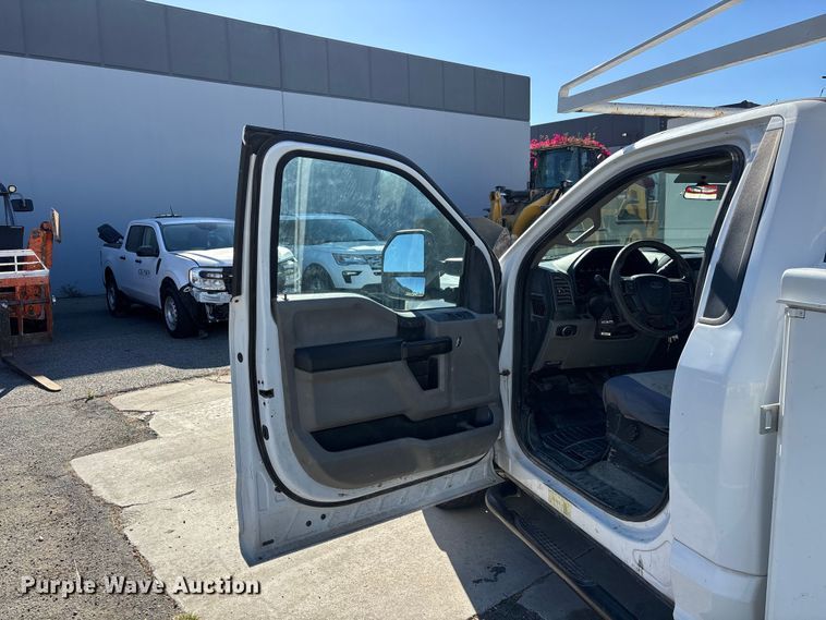 image for item EL2499 2019 Ford F250 Super Duty utility bed pickup truck