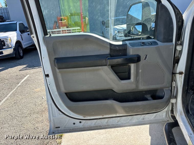 image for item EL2499 2019 Ford F250 Super Duty utility bed pickup truck