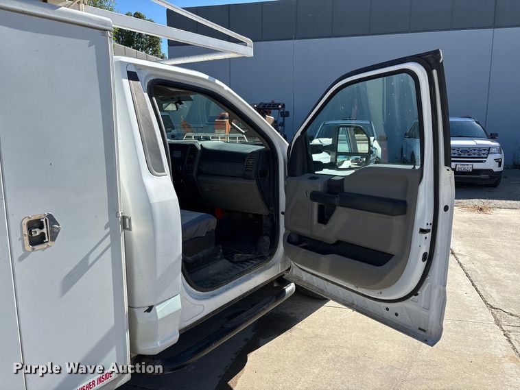image for item EL2499 2019 Ford F250 Super Duty utility bed pickup truck