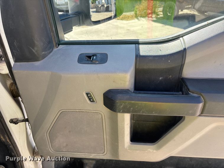 image for item EL2499 2019 Ford F250 Super Duty utility bed pickup truck
