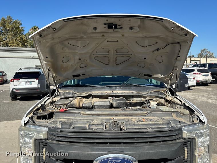 image for item EL2499 2019 Ford F250 Super Duty utility bed pickup truck