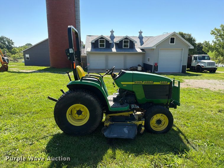 image for item EO8591 1999 John Deere 4200 MFWD tractor