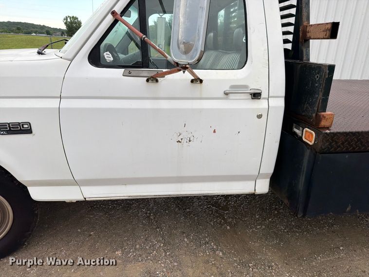 image for item EO8601 1995 Ford F350 XL flatbed pickup truck