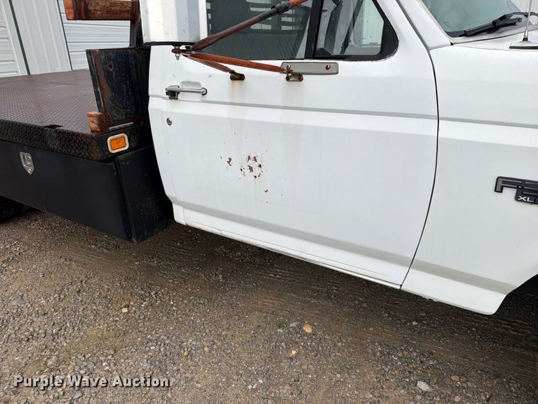 image for item EO8601 1995 Ford F350 XL flatbed pickup truck