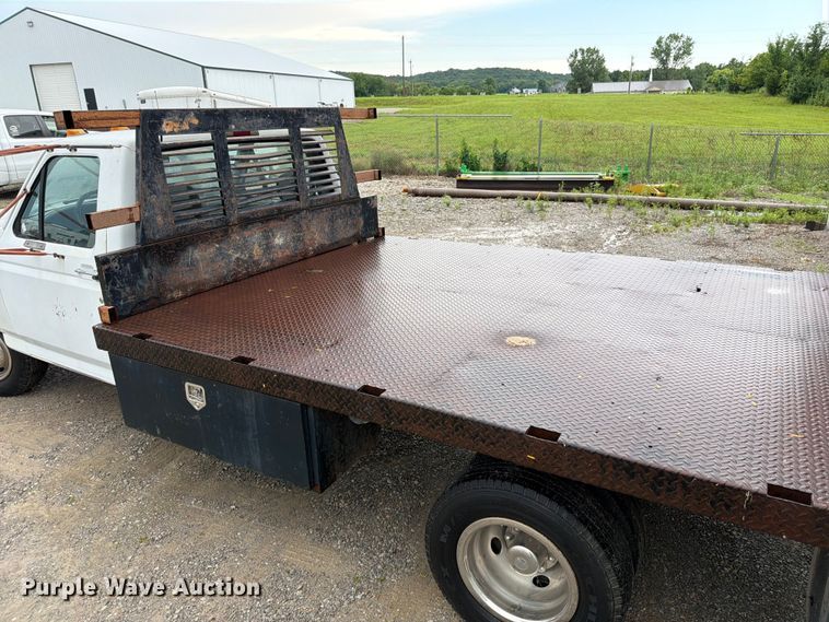 image for item EO8601 1995 Ford F350 XL flatbed pickup truck