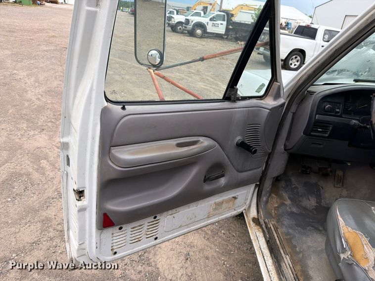 image for item EO8601 1995 Ford F350 XL flatbed pickup truck