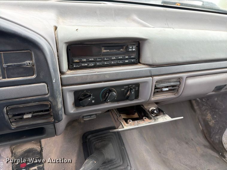 image for item EO8601 1995 Ford F350 XL flatbed pickup truck