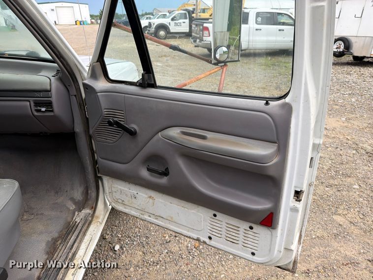image for item EO8601 1995 Ford F350 XL flatbed pickup truck