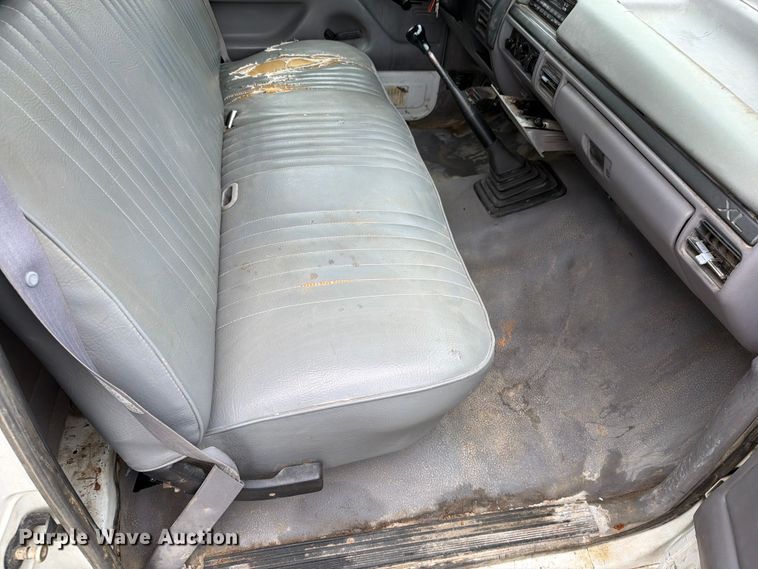 image for item EO8601 1995 Ford F350 XL flatbed pickup truck