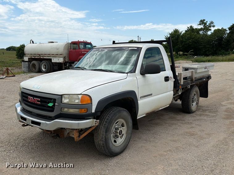 2004 GMC Sierra 2500HD flatbed pickup truck