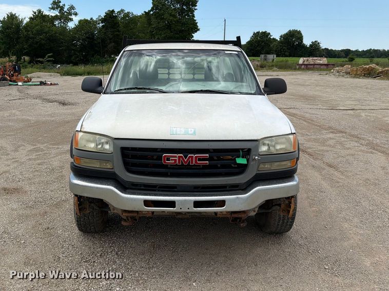 image for item EO8610 2004 GMC Sierra 2500HD flatbed pickup truck
