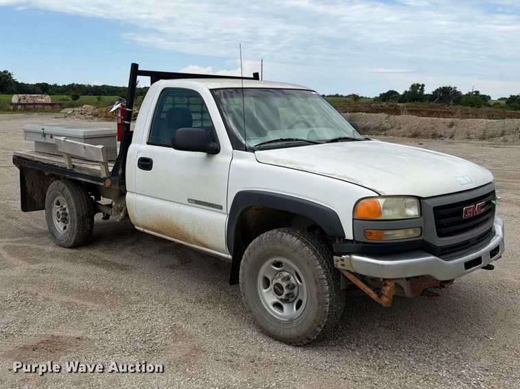 image for item EO8610 2004 GMC Sierra 2500HD flatbed pickup truck