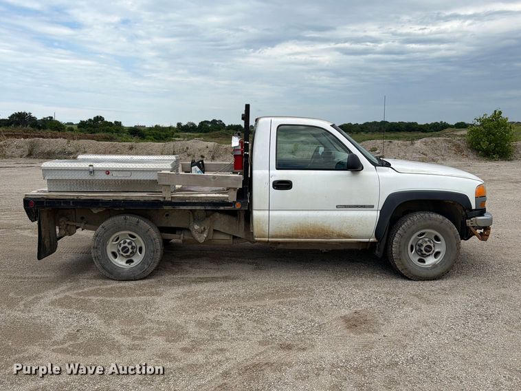 image for item EO8610 2004 GMC Sierra 2500HD flatbed pickup truck