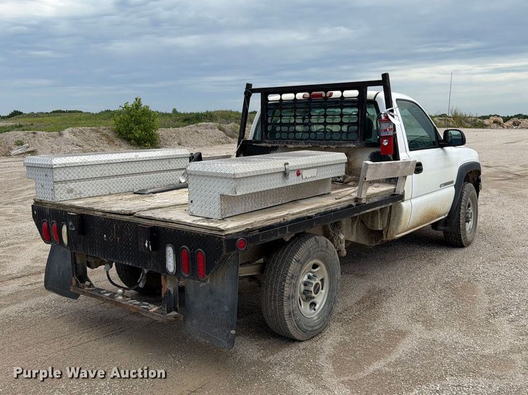 image for item EO8610 2004 GMC Sierra 2500HD flatbed pickup truck