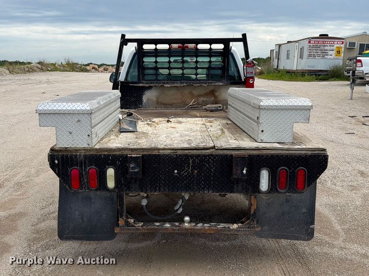 image for item EO8610 2004 GMC Sierra 2500HD flatbed pickup truck