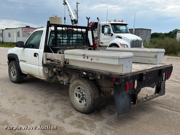 image for item EO8610 2004 GMC Sierra 2500HD flatbed pickup truck