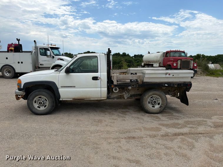 image for item EO8610 2004 GMC Sierra 2500HD flatbed pickup truck