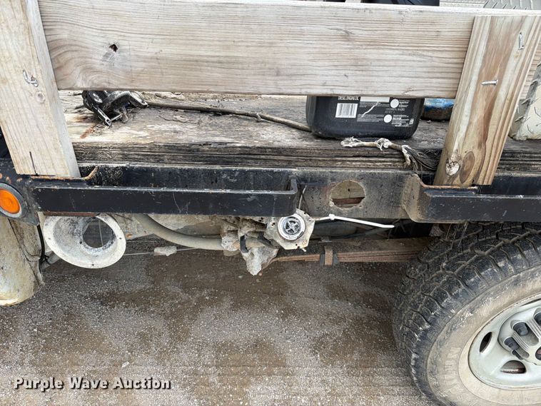 image for item EO8610 2004 GMC Sierra 2500HD flatbed pickup truck