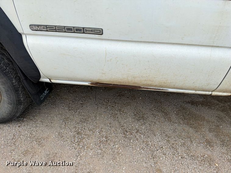 image for item EO8610 2004 GMC Sierra 2500HD flatbed pickup truck