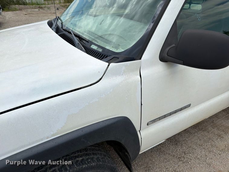 image for item EO8610 2004 GMC Sierra 2500HD flatbed pickup truck