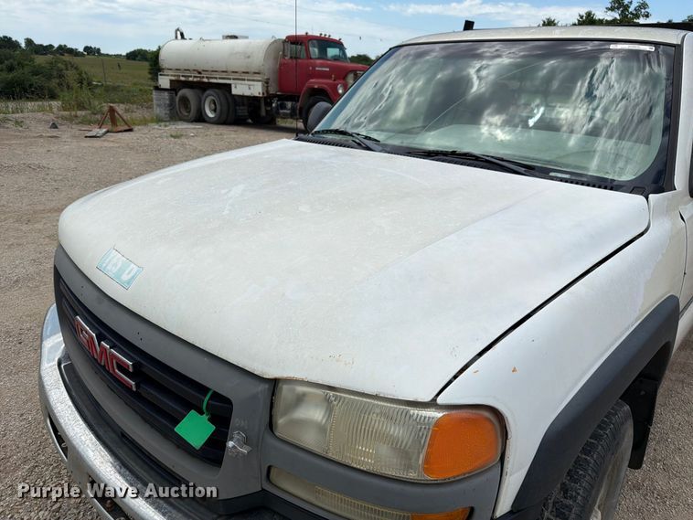 image for item EO8610 2004 GMC Sierra 2500HD flatbed pickup truck