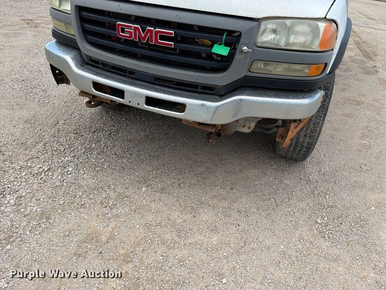 image for item EO8610 2004 GMC Sierra 2500HD flatbed pickup truck