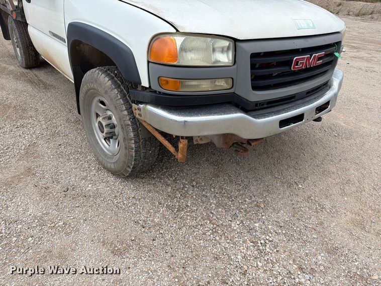 image for item EO8610 2004 GMC Sierra 2500HD flatbed pickup truck