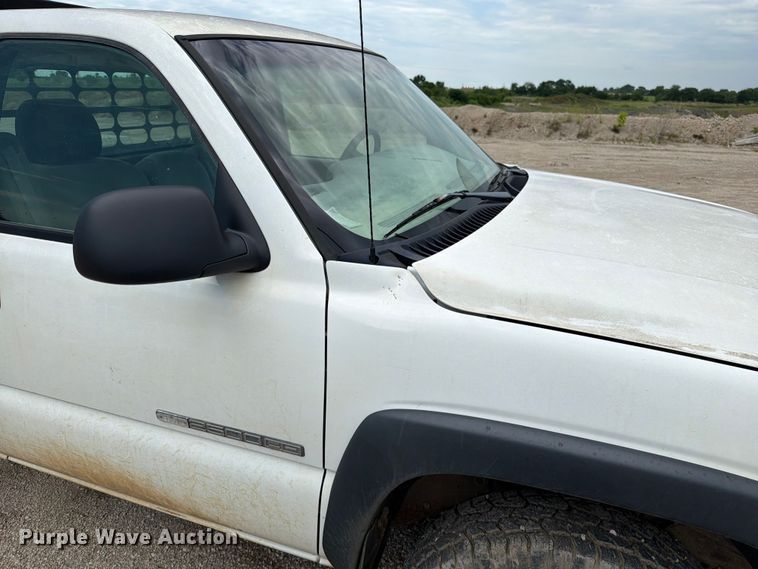 image for item EO8610 2004 GMC Sierra 2500HD flatbed pickup truck