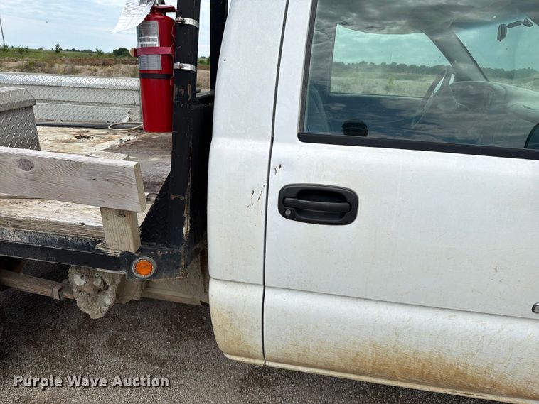 image for item EO8610 2004 GMC Sierra 2500HD flatbed pickup truck