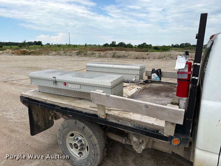 image for item EO8610 2004 GMC Sierra 2500HD flatbed pickup truck