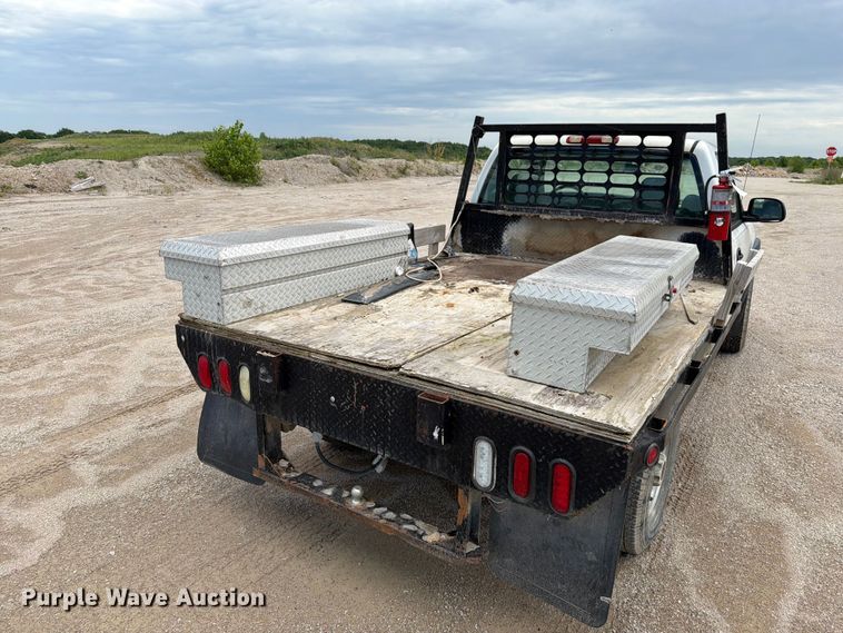 image for item EO8610 2004 GMC Sierra 2500HD flatbed pickup truck