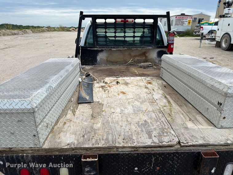 image for item EO8610 2004 GMC Sierra 2500HD flatbed pickup truck