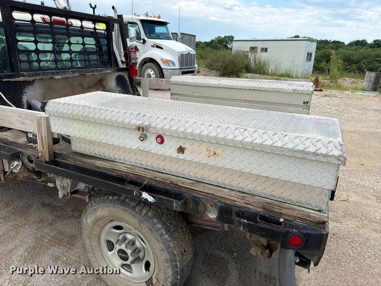 image for item EO8610 2004 GMC Sierra 2500HD flatbed pickup truck