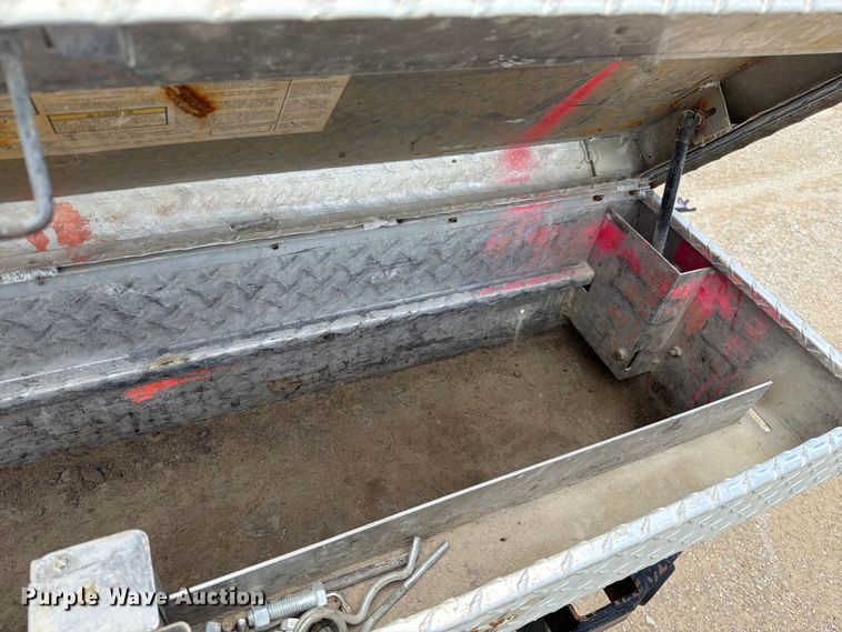 image for item EO8610 2004 GMC Sierra 2500HD flatbed pickup truck