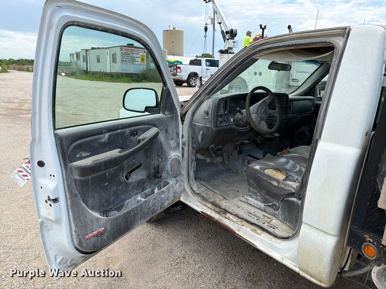 image for item EO8610 2004 GMC Sierra 2500HD flatbed pickup truck