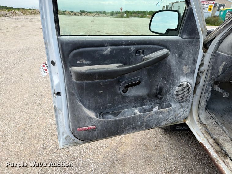 image for item EO8610 2004 GMC Sierra 2500HD flatbed pickup truck