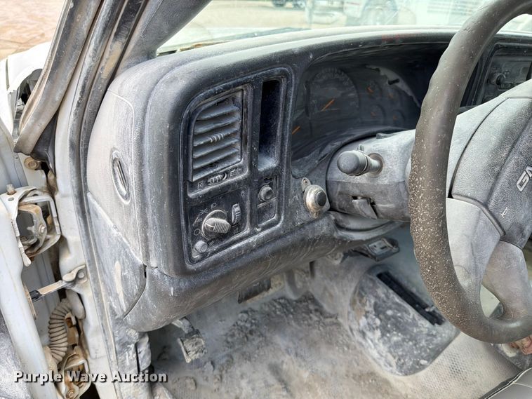 image for item EO8610 2004 GMC Sierra 2500HD flatbed pickup truck