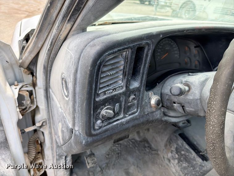 image for item EO8610 2004 GMC Sierra 2500HD flatbed pickup truck