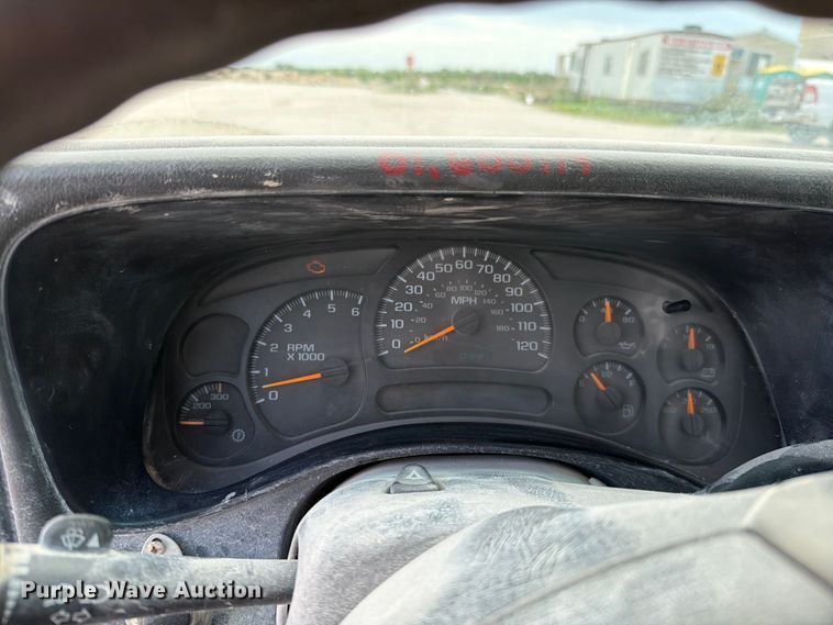 image for item EO8610 2004 GMC Sierra 2500HD flatbed pickup truck