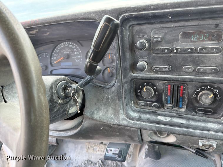 image for item EO8610 2004 GMC Sierra 2500HD flatbed pickup truck