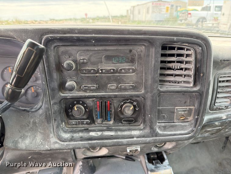 image for item EO8610 2004 GMC Sierra 2500HD flatbed pickup truck