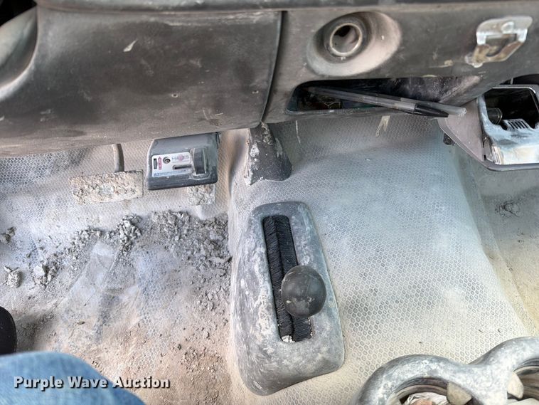 image for item EO8610 2004 GMC Sierra 2500HD flatbed pickup truck