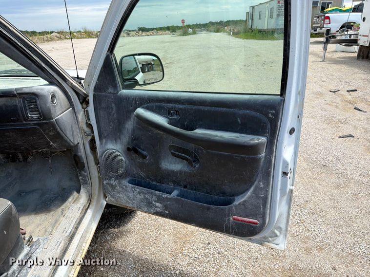 image for item EO8610 2004 GMC Sierra 2500HD flatbed pickup truck