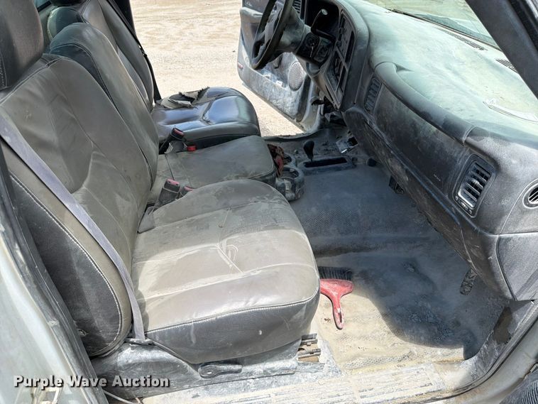 image for item EO8610 2004 GMC Sierra 2500HD flatbed pickup truck